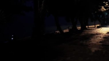 5 Nisan 2022 Jomtien Sahili, Chonburi Tayland. Sadece aydınlanmış saç bantlarıyla görülebilen balıkçılar, balık avlamaya hazırlanmak için karanlıkta çalışır..