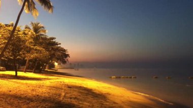 5 Mart 2022 - Jomtien, Chonburi Tayland. Sabahın erken saatlerinde Jomtien Sahili 'nde güneş doğarken.