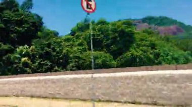 27 Eylül 2020 Rio de Janeiro, Brezilya. Şehrin içinden geçen bir taksiden samimi bir görüntünün zaman aşımı.