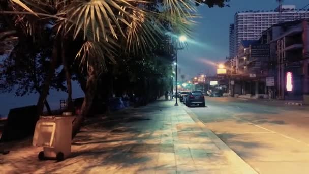 2022年4月5日 泰国昌比利宗甸海滩 Jomtien Beach 在日出前的凌晨 沿着一条昏暗而光线昏暗的长廊走着 — 图库视频影像