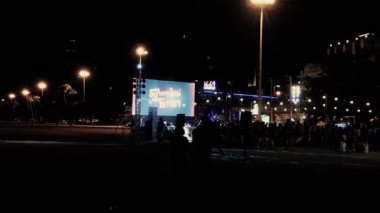 18 Haziran 2022 - Jomtien Sahili, Tayland. Küçük ama abartılı bir plaj partisi, gecenin geç saatlerinde..