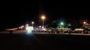 18 Haziran 2022 - Jomtien Sahili, Tayland. Küçük ama abartılı bir plaj partisi, gecenin geç saatlerinde..