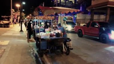 14 Temmuz 2023 - Jomtien Sahili, Tayland. Sahil yolu neredeyse tamamen boş. Turizm sezonu dışında bölgede çok az yerli, turist veya iş adamı bulundu.