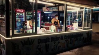 18 Haziran 2022 - Jomtien Sahili, Chonburi Tayland. Tedarikçiler, gece pazarında sessiz bir gecede çok çeşitli sokak yemekleri servis ederler..