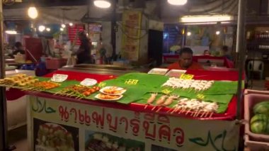 18 Haziran 2022 - Jomtien Sahili, Chonburi Tayland. Tedarikçiler, gece pazarında sessiz bir gecede çok çeşitli sokak yemekleri servis ederler..