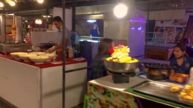 18 Haziran 2022 - Jomtien Sahili, Chonburi Tayland. Tedarikçiler, gece pazarında sessiz bir gecede çok çeşitli sokak yemekleri servis ederler..