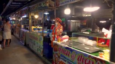 18 Haziran 2022 - Jomtien Sahili, Chonburi Tayland. Tedarikçiler, gece pazarında sessiz bir gecede çok çeşitli sokak yemekleri servis ederler..