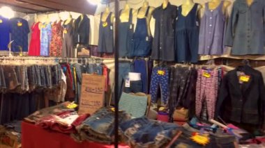 18 Haziran 2022 - Jomtien Sahili, Chonburi Tayland. Gece pazarı giysi, hediyelik eşya ve ev eşyaları almak için harika bir yer..