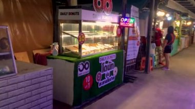 18 Haziran 2022 - Jomtien Sahili, Chonburi Tayland. Tedarikçiler, gece pazarında sessiz bir gecede çok çeşitli sokak yemekleri servis ederler..