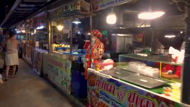 2022年6月18日 泰国琼蒂安海滩 夜市上 商贩们在一个安静的夜晚供应各种各样的街头食品 — 图库视频影像