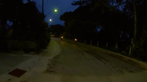 2024年1月12日 シャロン プーケット プーケットの観光地以外の田舎を薄暗く照らした夜のドライブ — ストック動画