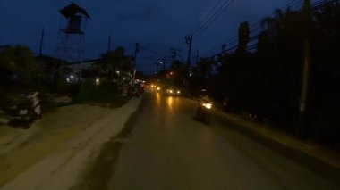 12 Ocak 2024 - Chalong, Phuket Tayland. Phuket 'in turistik bölgelerinin dışındaki loş kırsal alanlarda gece araba sürmek.