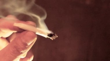 7 Mart 2024, Dunnville, Ontario Kanada. Marihuana sigarası ya da esrarla el ele tutuşmak ve dağıtmak..