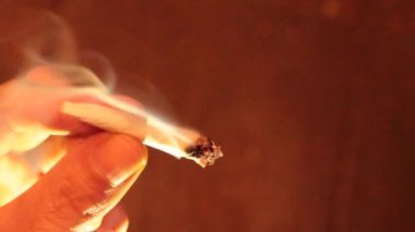 7 Mart 2024, Dunnville, Ontario Kanada. Marihuana sigarası ya da esrarla el ele tutuşmak ve dağıtmak..