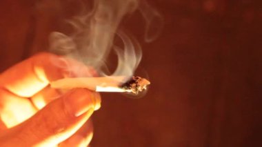 7 Mart 2024, Dunnville, Ontario Kanada. Marihuana sigarası ya da esrarla el ele tutuşmak ve dağıtmak..
