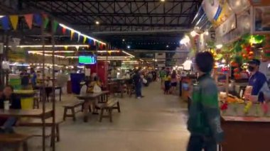 1 Şubat 2024 - Nonthaburi, Tayland. Muang Nonthaburi 'deki bir Tayland gece marketinin ambiyansı. Birçok satıcı açık ama satın almak için gelen çok az müşteri var..