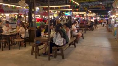 1 Şubat 2024 - Nonthaburi, Tayland. Muang Nonthaburi 'deki bir Tayland gece marketinin ambiyansı. Birçok satıcı açık ama satın almak için gelen çok az müşteri var..