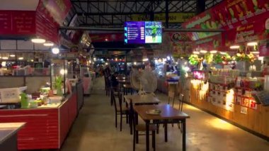 1 Şubat 2024 - Nonthaburi, Tayland. Muang Nonthaburi 'deki bir Tayland gece marketinin ambiyansı. Birçok satıcı açık ama satın almak için gelen çok az müşteri var..