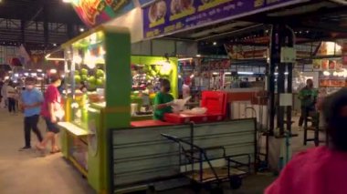 1 Şubat 2024 - Nonthaburi, Tayland. Muang Nonthaburi 'deki bir Tayland gece marketinin ambiyansı. Birçok satıcı açık ama satın almak için gelen çok az müşteri var..