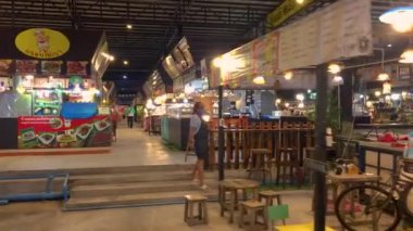 1 Şubat 2024 - Nonthaburi, Tayland. Muang Nonthaburi 'deki bir Tayland gece marketinin ambiyansı. Birçok satıcı açık ama satın almak için gelen çok az müşteri var..