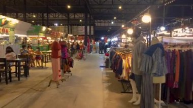 1 Şubat 2024 - Nonthaburi, Tayland. Muang Nonthaburi 'deki bir Tayland gece marketinin ambiyansı. Birçok satıcı açık ama satın almak için gelen çok az müşteri var..