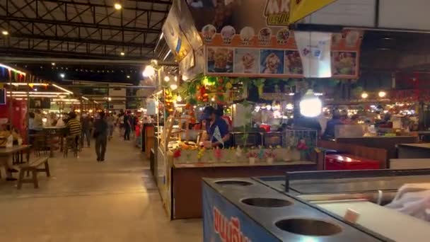 2024年2月1日 ヌントゥブリ ムアンヌントゥリのタイのナイトマーケットの雰囲気 多くのベンダーがオープンしていますが 購入するために訪問する顧客はほとんどありません — ストック動画