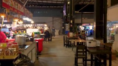 1 Şubat 2024 - Nonthaburi, Tayland. Muang Nonthaburi 'deki bir Tayland gece marketinin ambiyansı. Birçok satıcı açık ama satın almak için gelen çok az müşteri var..