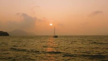 1 Şubat 2024 - Rawai, Phuket Tayland. Bulutlu bir sabahta iskeleden gün doğumu.
