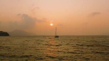 1 Şubat 2024 - Rawai, Phuket Tayland. Bulutlu bir sabahta iskeleden gün doğumu.