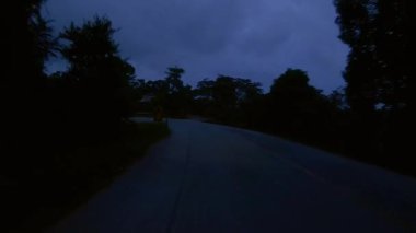 12 Ocak 2024 - Chalong, Phuket Tayland. Phuket 'in turistik bölgelerinin dışındaki loş kırsal alanlarda gece araba sürmek.