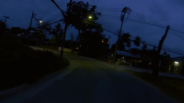 Januari 2024 Chalong Phuket Thailand Körning Natten Genom Svagt Upplysta — Stockvideo