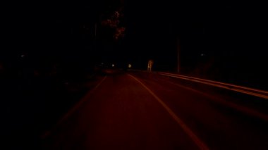 14 Ocak 2024 - Rawai, Phuket Tayland. Gece yarısı Rawai 'de loş bir yolda araba sürmek..