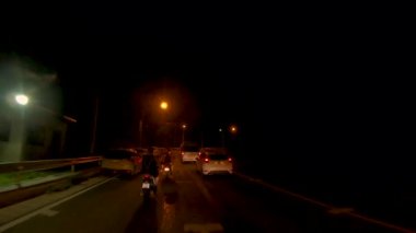 12 Ocak 2024 - Patong, Phuket Tayland. Patong 'un varoşlarından geçip sessiz bir gecede şehre doğru yol alıyoruz..