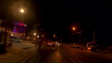 12 Ocak 2024 - Patong, Phuket Tayland. Patong 'un varoşlarından geçip sessiz bir gecede şehre doğru yol alıyoruz..