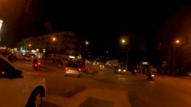 12 Ocak 2024 - Patong, Phuket Tayland. Patong 'un varoşlarından geçip sessiz bir gecede şehre doğru yol alıyoruz..
