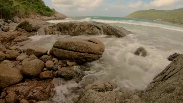 2024年1月12日 Nai Harn Phuket Thailand 潮水从海滩尽头的岩石上滑落而过 — 图库视频影像