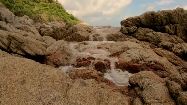 Januari 2024 Nai Harn Phuket Thailand Een Kleine Waterval Die — Stockvideo