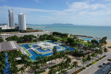 Havuzu ve plajı olan büyük bir otel kompleksi. Otel okyanusa yakındır. Kumsal palmiye ağaçlarıyla dolu ve okyanus sakin.