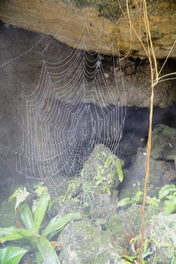 Gökyüzündeki kara bulutların siyah beyaz görüntüsü