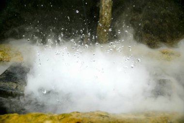 Gökyüzündeki kara bulutların siyah beyaz görüntüsü