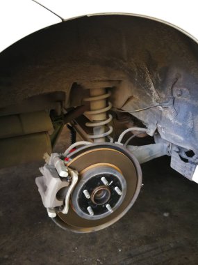 Arabanın ön tekerleği kayıp. Arabanın ön tarafındaki tekerlek kayıp ve arabanın ön tarafını görmek için değil.