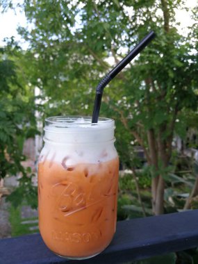 İçinde pipet olan bir kavanoz buzlu çay. Kavanoz Ball tarafından yapıldı.