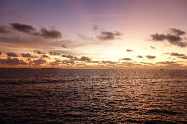 Gökyüzü turuncu ve pembe renklerin güzel bir karışımıdır. Huzurlu ve huzurlu bir atmosfer yaratır.