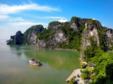 Yolcu gemisi, Ha Long Körfezi, Quang Ninh vilayeti, Vietnam 'daki bir rıhtıma demir attı..