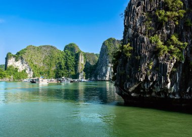 Yolcu gemisi, Ha Long Körfezi, Quang Ninh vilayeti, Vietnam 'daki bir rıhtıma demir attı..