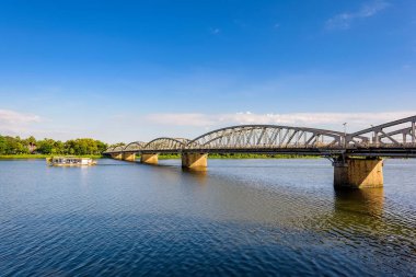 Trang Tien Köprüsü (ayrıca Truong Tien Köprüsü olarak da bilinir), Hue şehri Vietnam 'da Huong Giang' ı geçen ilk köprü. Köprü 19. yüzyılın sonlarında Fransızlar tarafından inşa edildi.