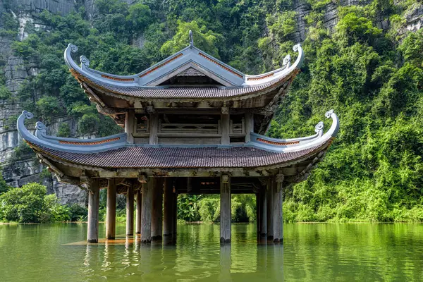 Antik pagoda, Trang An, Ninh Binh eyaleti, Vietnam Trang An, UNESCO tarafından tanınan bir dünya kültürel ve doğal mirasıdır.