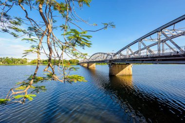 Trang Tien Bridge was the first bridge in Indochina built to cross Huong Giang in Hue city of Vietnam. The bridge was built by the French in the late 19th century