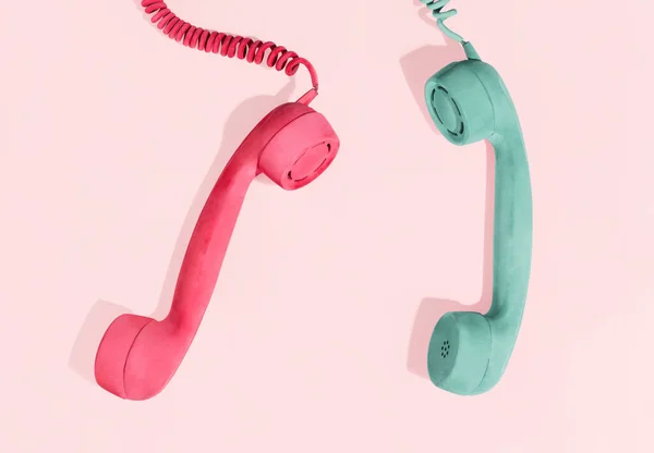 Green Red Telephone Receivers Isolated Pastel Pink Background Shadows Minimal — Stock Photo, Image