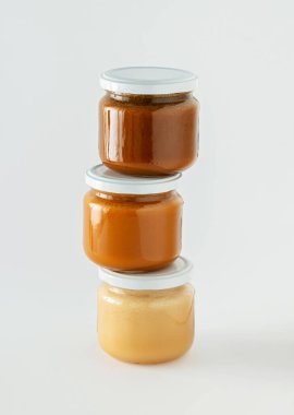 Kraliyet jölesi, polen ve polen ile izole edilmiş pastel bej arka planda bal kavanozları. Arıcılık ürünleri kavramı. En az yaratıcı alternatif terapi fikri mi yoksa çiğ sağlıklı tatlı yemek mi?.